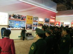 陆海空三军、武警、公安等参观团检阅机器人“